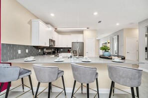 電冰箱、微波爐、烤箱、爐台