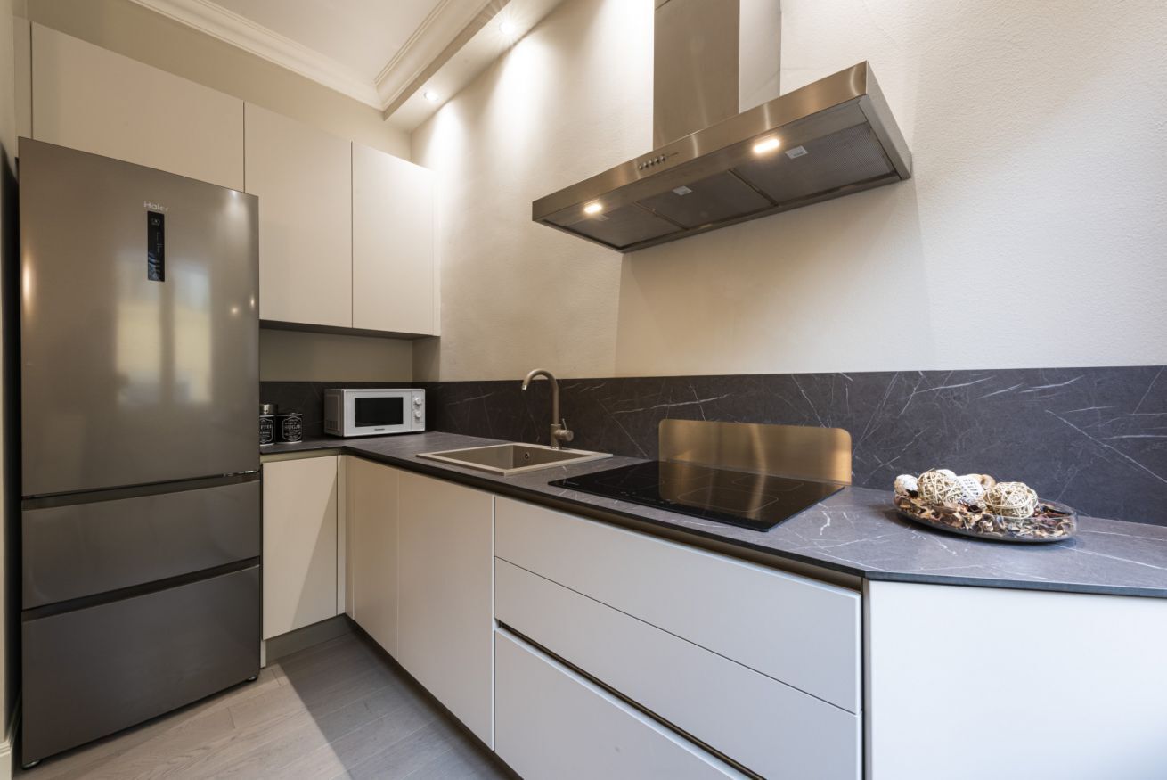 Een magnetron, een kookplaat, een vaatwasser