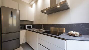 Een magnetron, een kookplaat, een vaatwasser