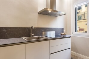 Réfrigérateur, four à micro-ondes, surface de cuisson, lave-vaisselle