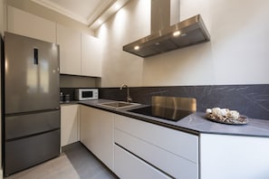 Microondas, placa de cocina, lavavajillas, cafetera/tetera