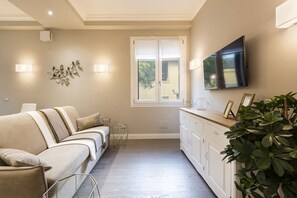 TV - Michelangelo Hideaway by Mmega (Firenze)