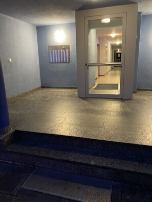 Interior - Newly furnished apartment in Fürth city center with W-LAN Netflix, Amazon Prime  (Fürth)