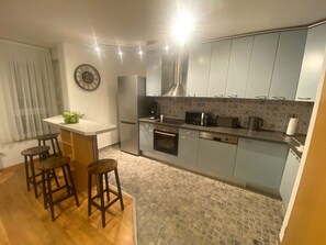 Køleskab, mikrobølgeovn, ovn, kogeplade