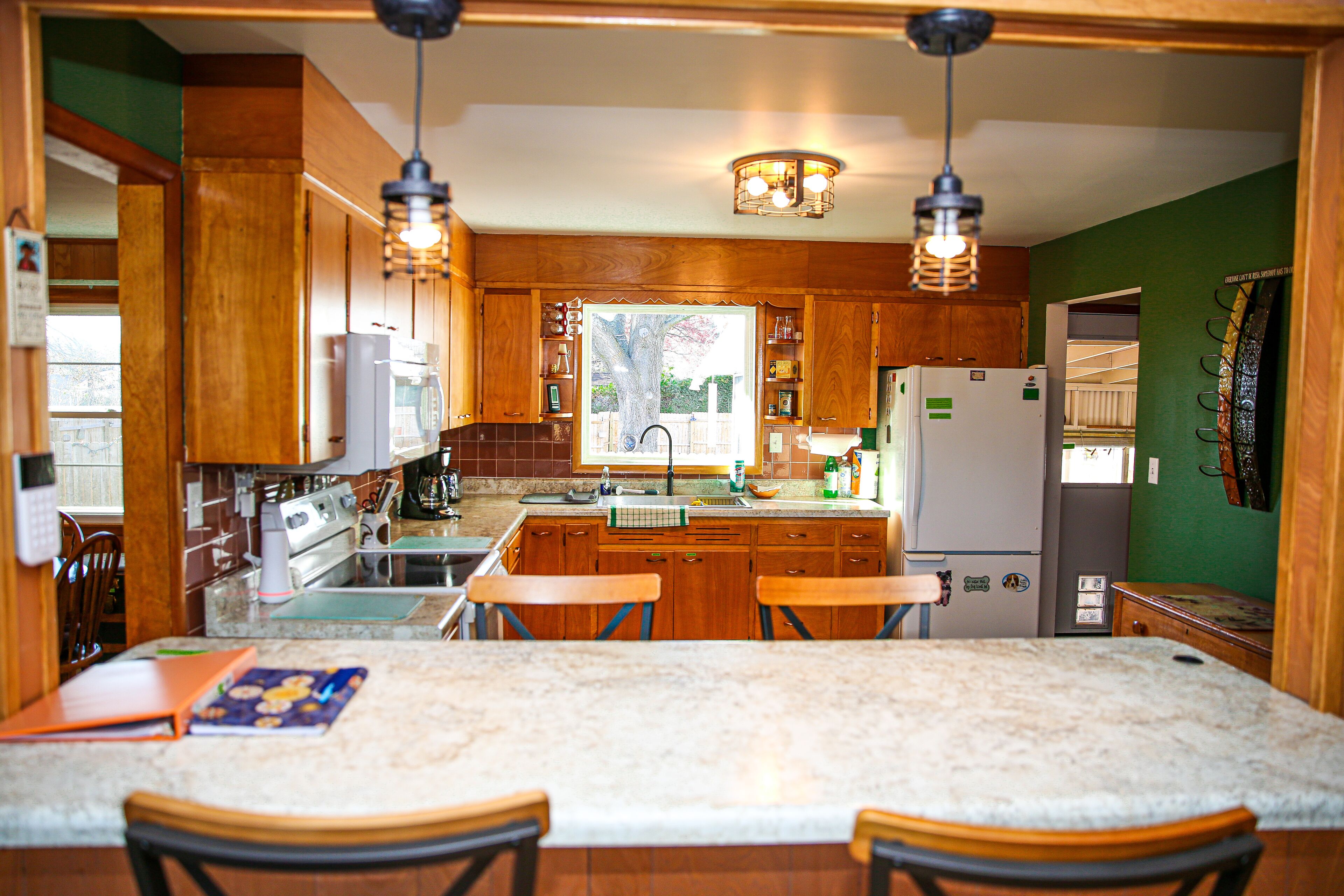 Jääkaappi, mikroaaltouuni, uuni, kahvin-/teenkeitin