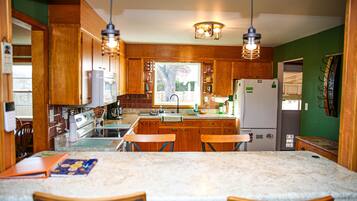 Réfrigérateur, micro-ondes, four, cafetiÚre/bouilloire