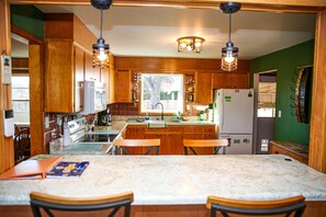 Fridge, microwave, oven, coffee/tea maker