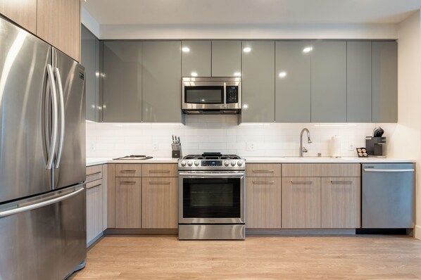 Fridge, microwave, oven, stovetop - Luxury One Bedroom with Full-Service Amenities (Mountain View)