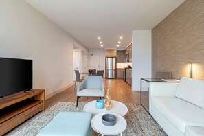 TV - Luxury One Bedroom with Full-Service Amenities (Mountain View)