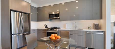 Refrigerador, microondas, horno, placa de cocina