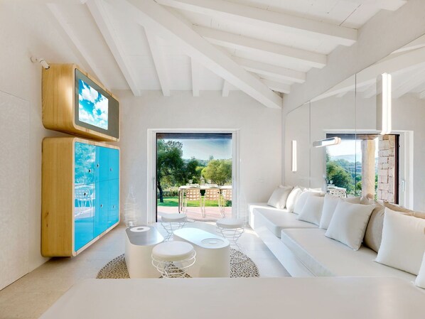 TV - Cosy apartment in villa for 8 guests with A/C, pool, TV and terrace (San Teodoro)