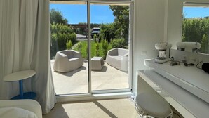 Ein modernes Badezimmer mit einer großen Schiebetür zu einem Patio.