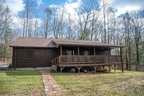 Secluded-Hot Tub-Fire Pit-Fiber internet-Near the Gorge & Parks-Pet Friendly