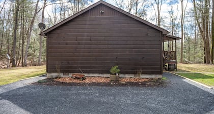 Secluded-Hot Tub-Fire Pit-Fiber internet-Near the Gorge & Parks-Pet Friendly