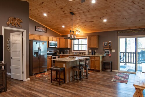 Secluded-Hot Tub-Fire Pit-Fiber internet-Near the Gorge & Parks-Pet Friendly