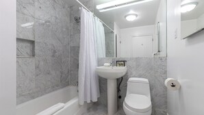 Une salle de bain moderne avec une baignoire, un lavabo et des toilettes.