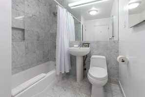 Une salle de bain moderne avec une baignoire, un lavabo et des toilettes.