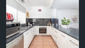 Kühlschrank, Mikrowelle, Ofen, Geschirrspüler