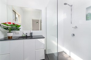 Dusche, Haartrockner, Handtücher, Seife