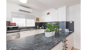 Geladeira, micro-ondas, fogão, lava-louças