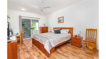 2 bedrooms, desk, iron/ironing board, WiFi