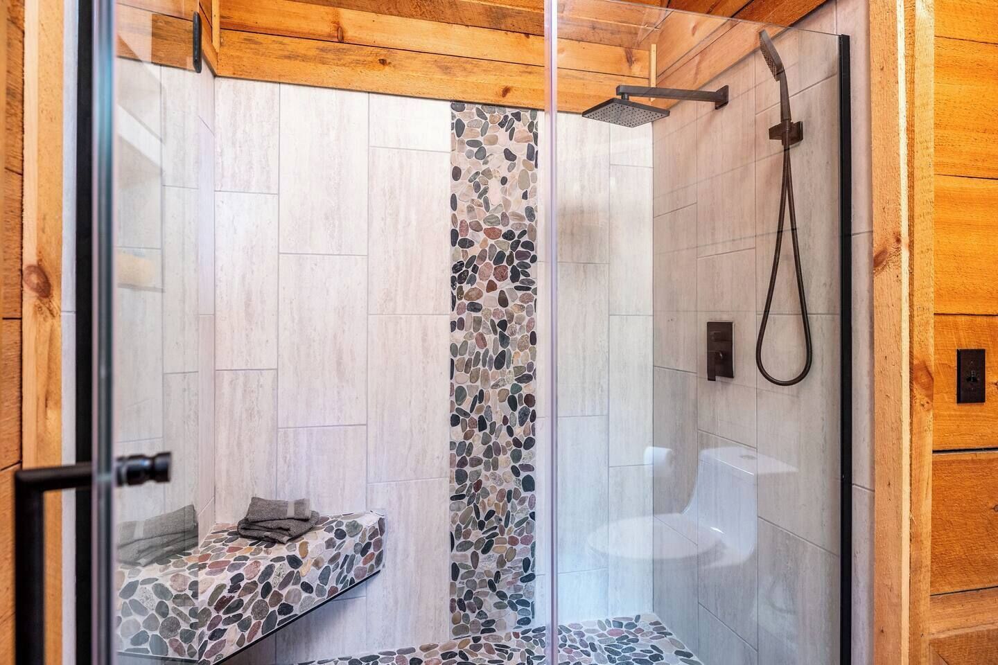 Bañera con ducha, secador de pelo, toallas