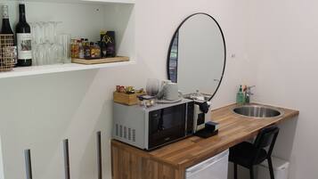 Réfrigérateur, micro-ondes, cafetiÚre/bouilloire, bouilloire électrique