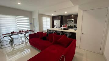 Smart TV, Netflix, Hulu, streaming services