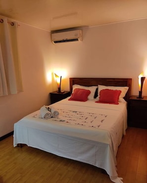 4 slaapkamers, een strijkplank/strijkijzer, reisbedje, gratis wifi