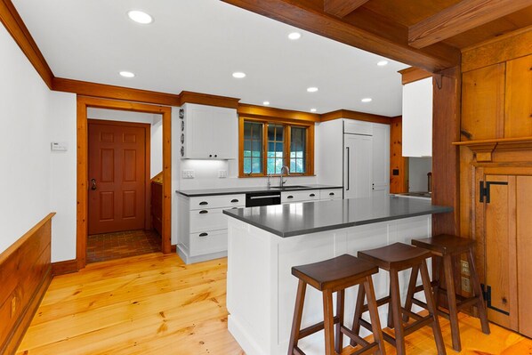 Kylskåp, mikrovågsugn, ugn och spishäll