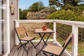 Outdoor dining - Coracao do Mar has a BRAND NEW hot tub for the perfect coastal getaway! (Fort Bragg)