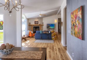 TV, fireplace, DVD player - Coracao do Mar has a BRAND NEW hot tub for the perfect coastal getaway! (Fort Bragg)