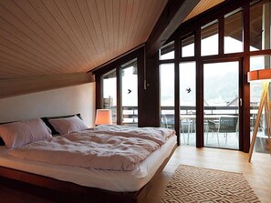 3 bedrooms, desk, internet