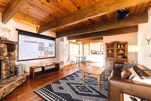 Smart TV y chimenea 