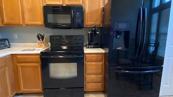 Geladeira, micro-ondas, fogão, cooktop