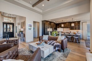 Fernseher, Kamin, Tischfußball, Computerbildschirme