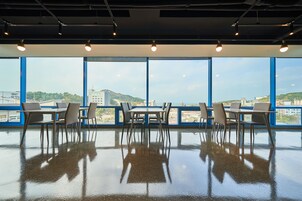 Desayuno buffet diario (KRW 29000 por persona)