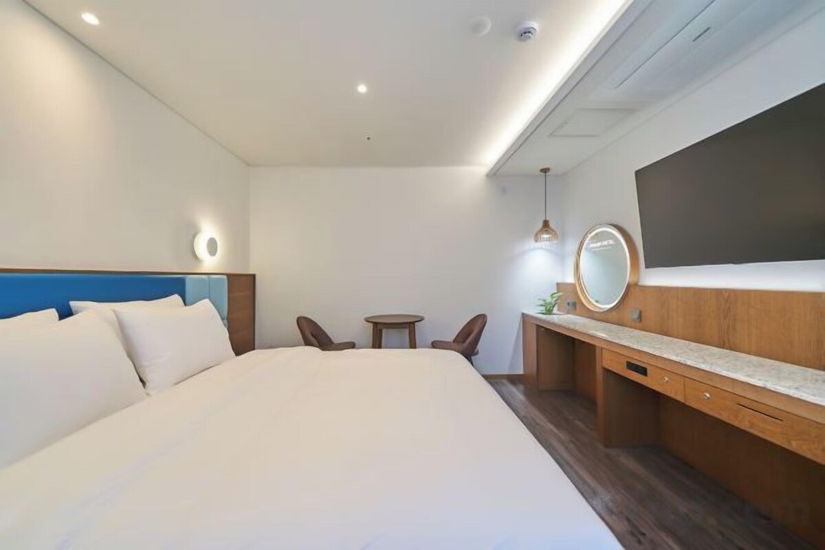 WiFi (free), bed sheets