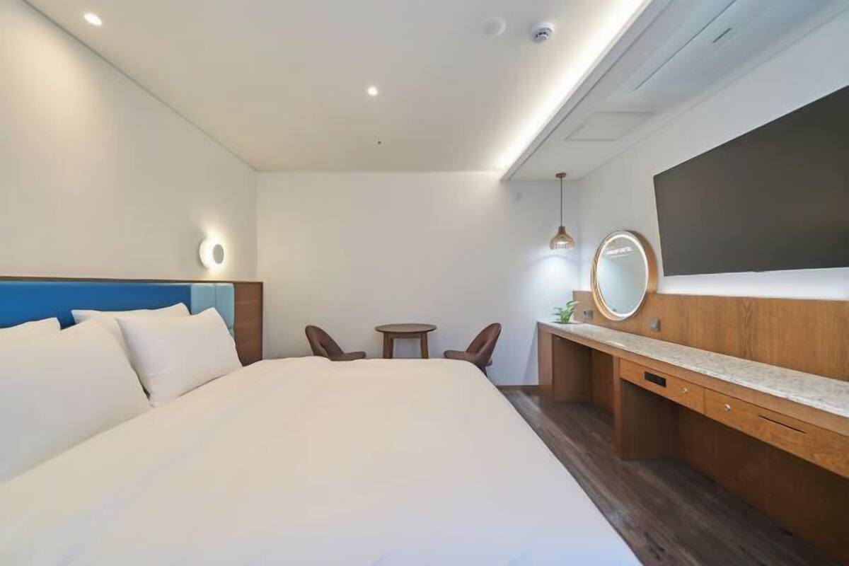 WiFi (free), bed sheets