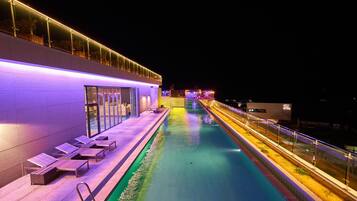 Piscina all'aperto, con ingresso dalle 15:00 alle 21:00, lettini