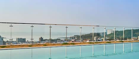 Alberca al aire libre, acceso de 15:00 a 21:00, y camastros