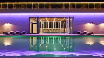 Piscina all'aperto, con ingresso dalle 15:00 alle 21:00, lettini