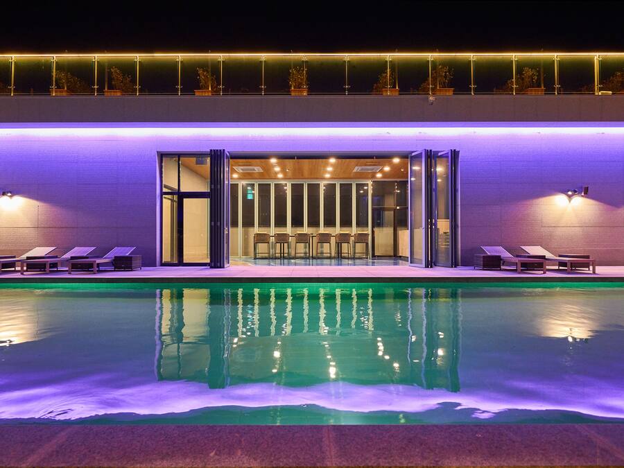 Una piscina al aire libre (de 15:00 a 21:00), tumbonas