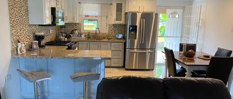 Køleskab, mikrobølgeovn, ovn, kogeplade