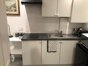 Kühlschrank, Mikrowelle, Herdplatte, Toaster