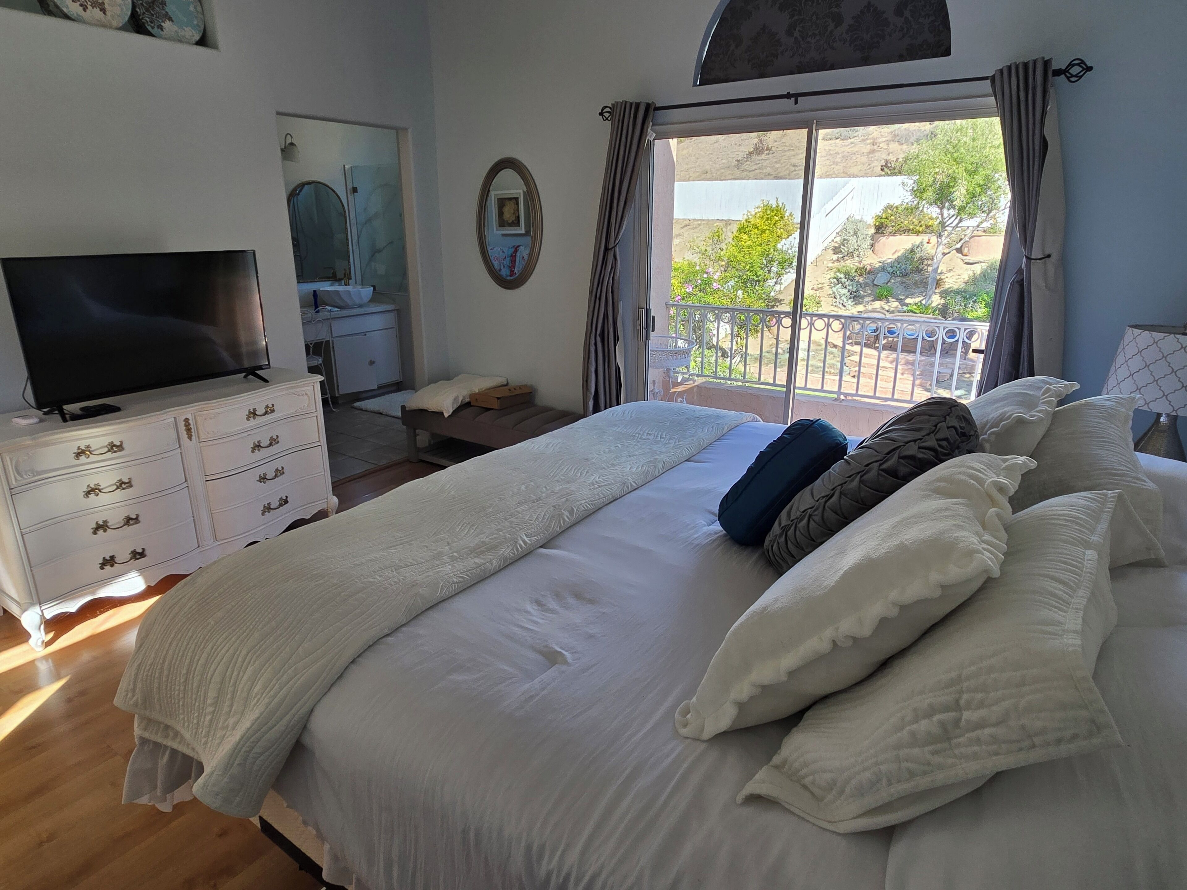 3 bedrooms, desk, WiFi, bed sheets