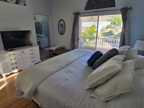 3 bedrooms, desk, WiFi, bed sheets