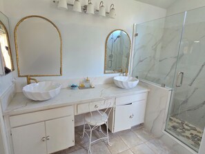 Ensemble douche/baignoire, serviettes fournies, papier toilette