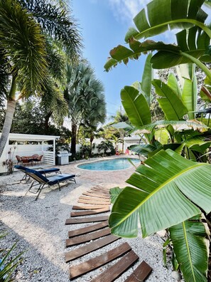 Una piscina al aire libre, una piscina climatizada