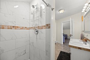 Combined shower/tub, hair dryer, towels - Uptown Butte Relaxing Retreat. (Butte)